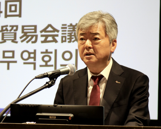 이인호 한국무역협회 부회장이 14일 일본 도쿄에서 열린 '제24회 한일신산업무역회의'에서 인사말을 하고 있다. 무협 제공·